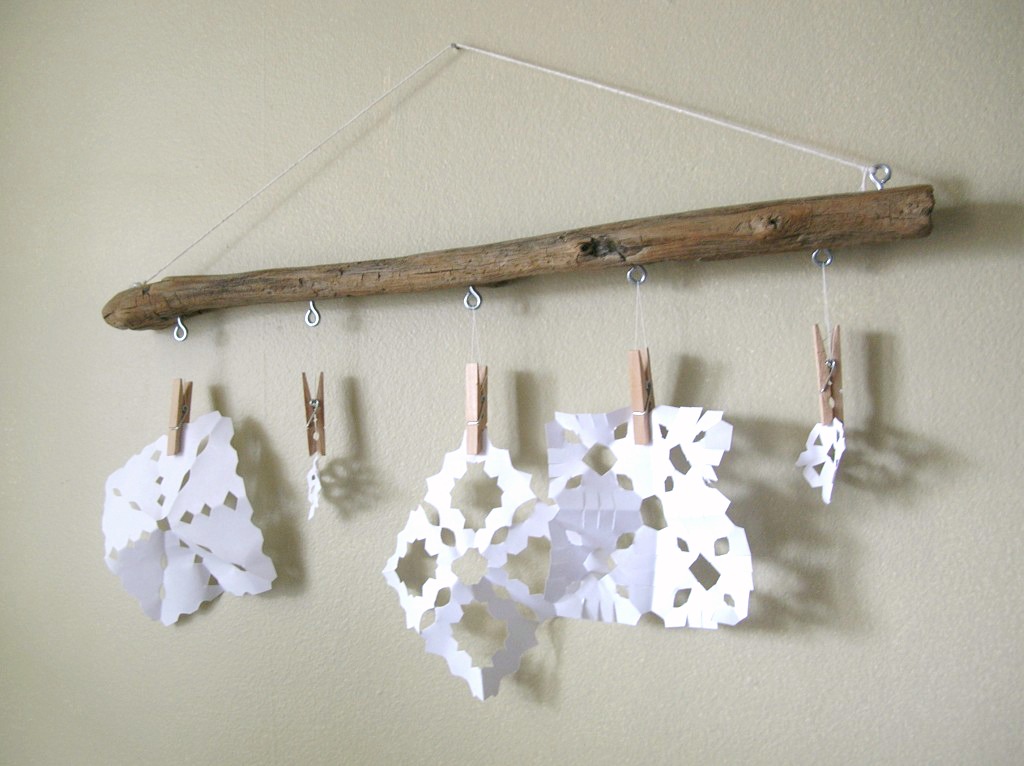 ORDINARY MOMMY DESIGN DIY Driftwood Photo Hanger Tutorial.