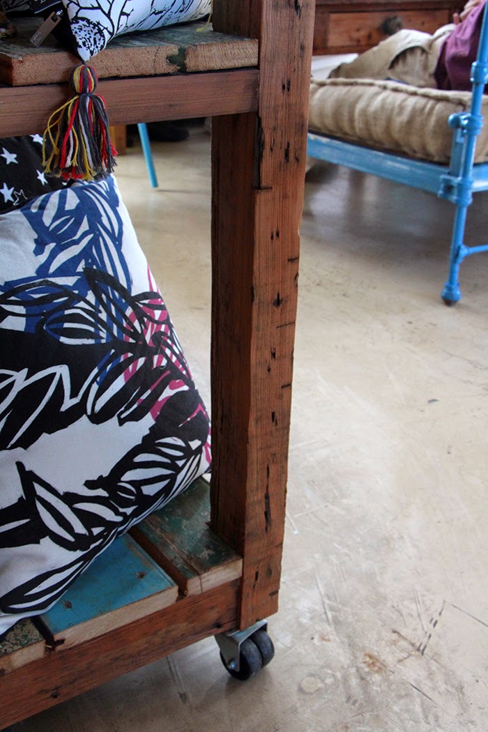 Boulevard Saenz Peña: DE MUEBLES, ALMOHADONES Y DOMINGOS