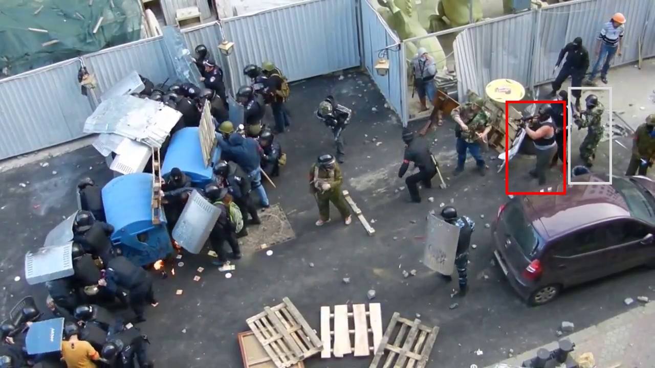 Виталий Будько “Боцман” стреляет в направлении Евромайдана Виталий Будько “Боцман” стреляет в направлении Евромайдана