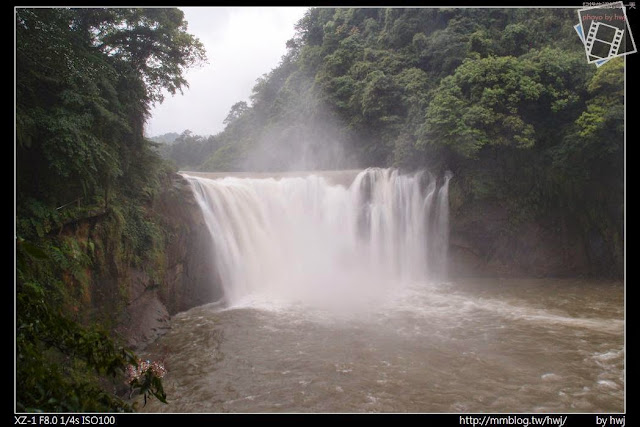 2013-04-12 基隆二日遊(3)十分瀑布-台灣的尼加拉大瀑布_但....水量太豐沛....我的鏡頭都是水             