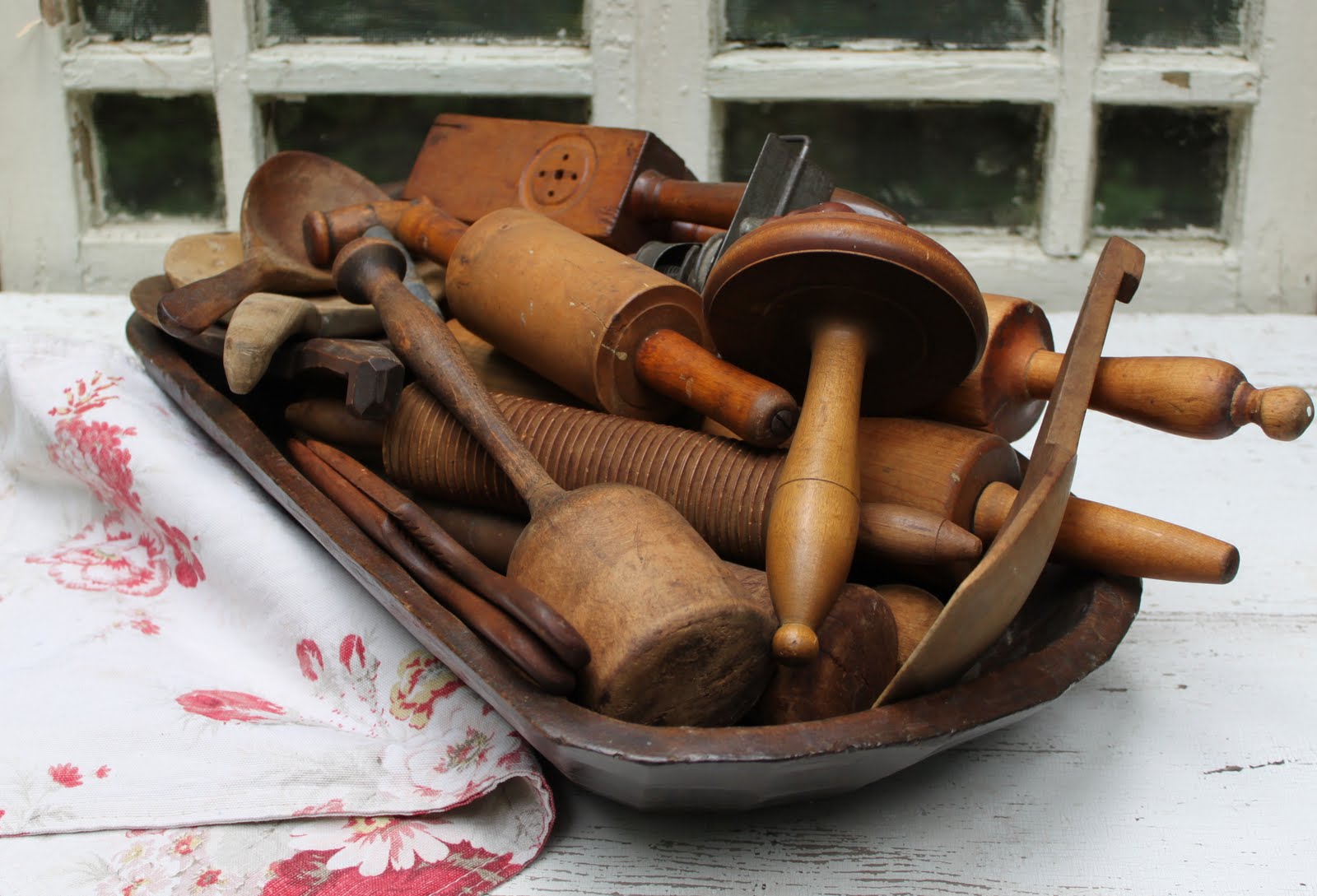 Love old wooden kitchen things.