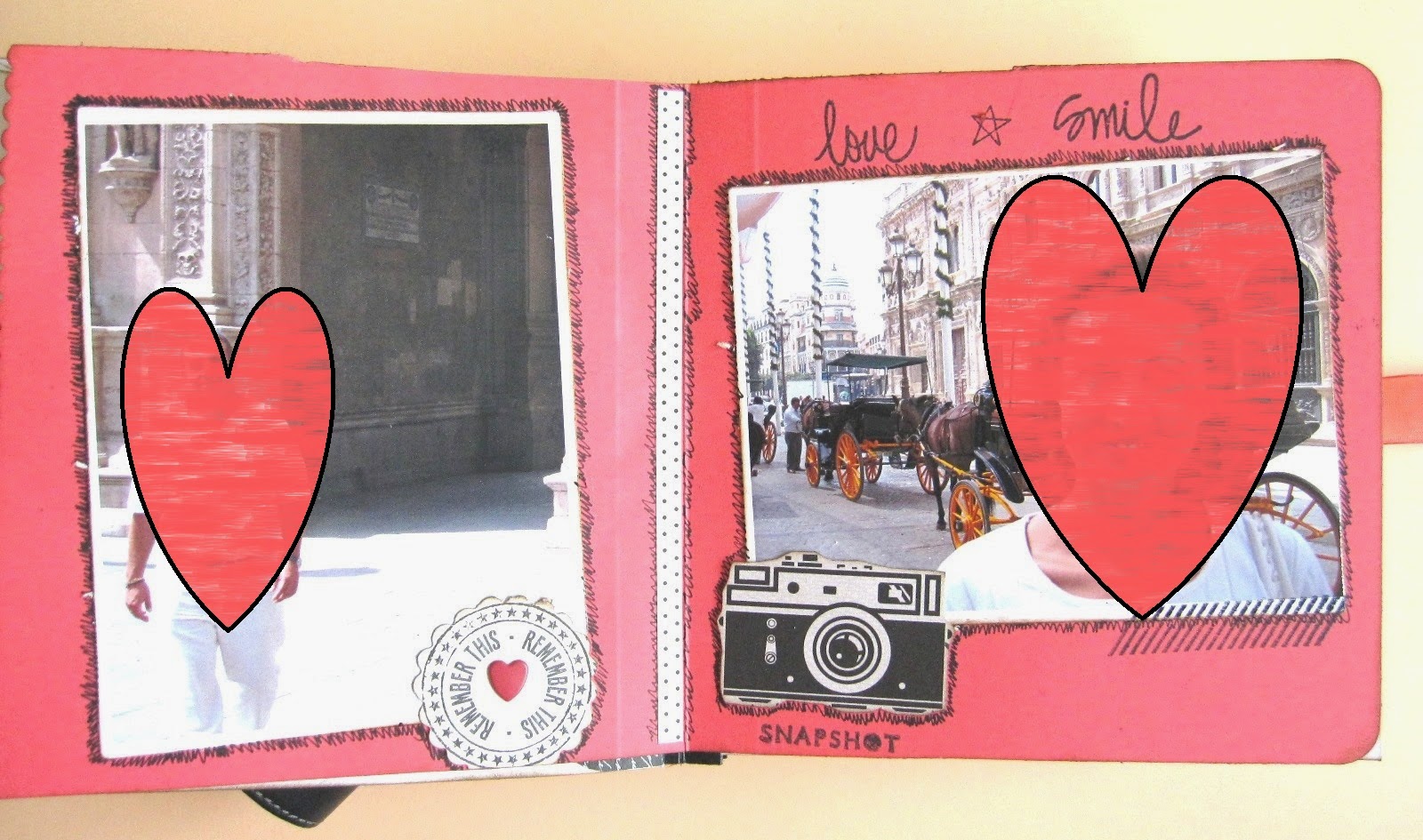 foto 3 decoración interior LOVE mini-album, interior de la tarjeta roja decorada con fotos y sellos