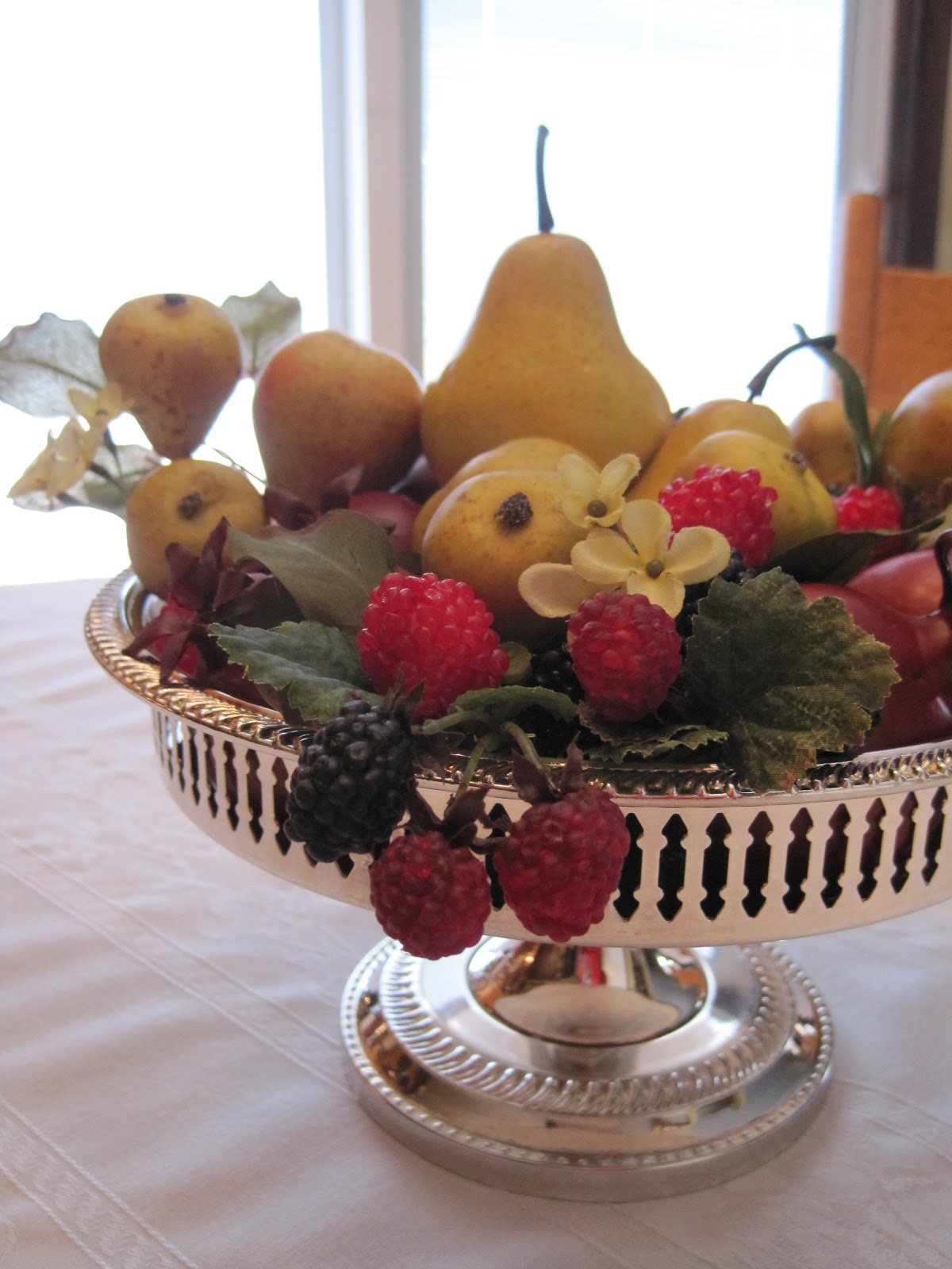 On Crooked Creek: Traditional Christmas Tablescape.