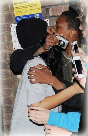 El beso deseado de un fans de Rihanna El beso deseado de un fans de Rihanna