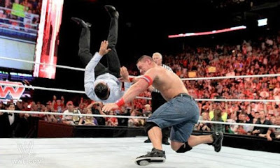 john cena aplica fu a alberto del rio quien queda maltrecho