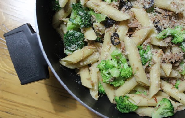 Pasta Aglio Olio with Tuna and Broccoli - ANG KALADKARIN