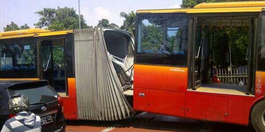 Ahok Sebut Bus Gandeng Transjakarta Patah Akibat Perawatan Buruk Ahok Sebut Bus Gandeng Transjakarta Patah Akibat Perawatan Buruk