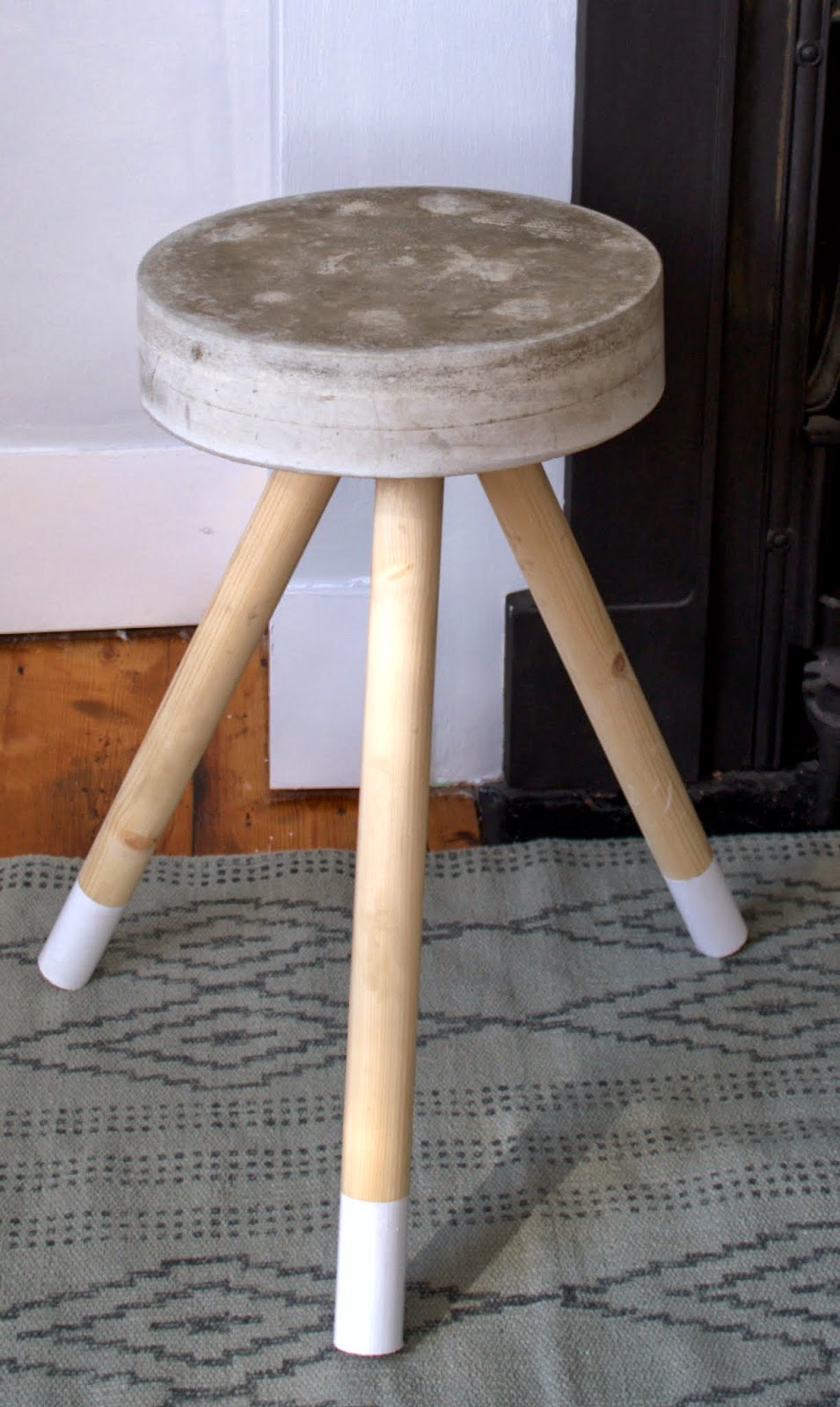 nostalgiecat: Concrete stool...DIY
