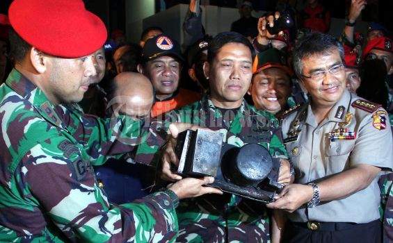 penyerahan Black Box Pesawat Shukoi Superjet 100 dari Kopasus penyerahan Black Box Pesawat Shukoi Superjet 100 dari Kopasus