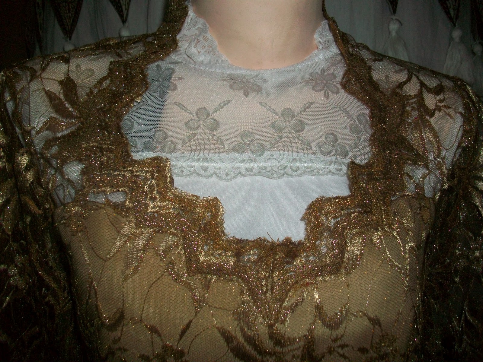 dress brokat warna metalik 