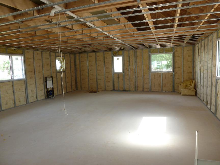 NOTRE MAISON BOIS Pose de l'isolation, des rails à placo et de l