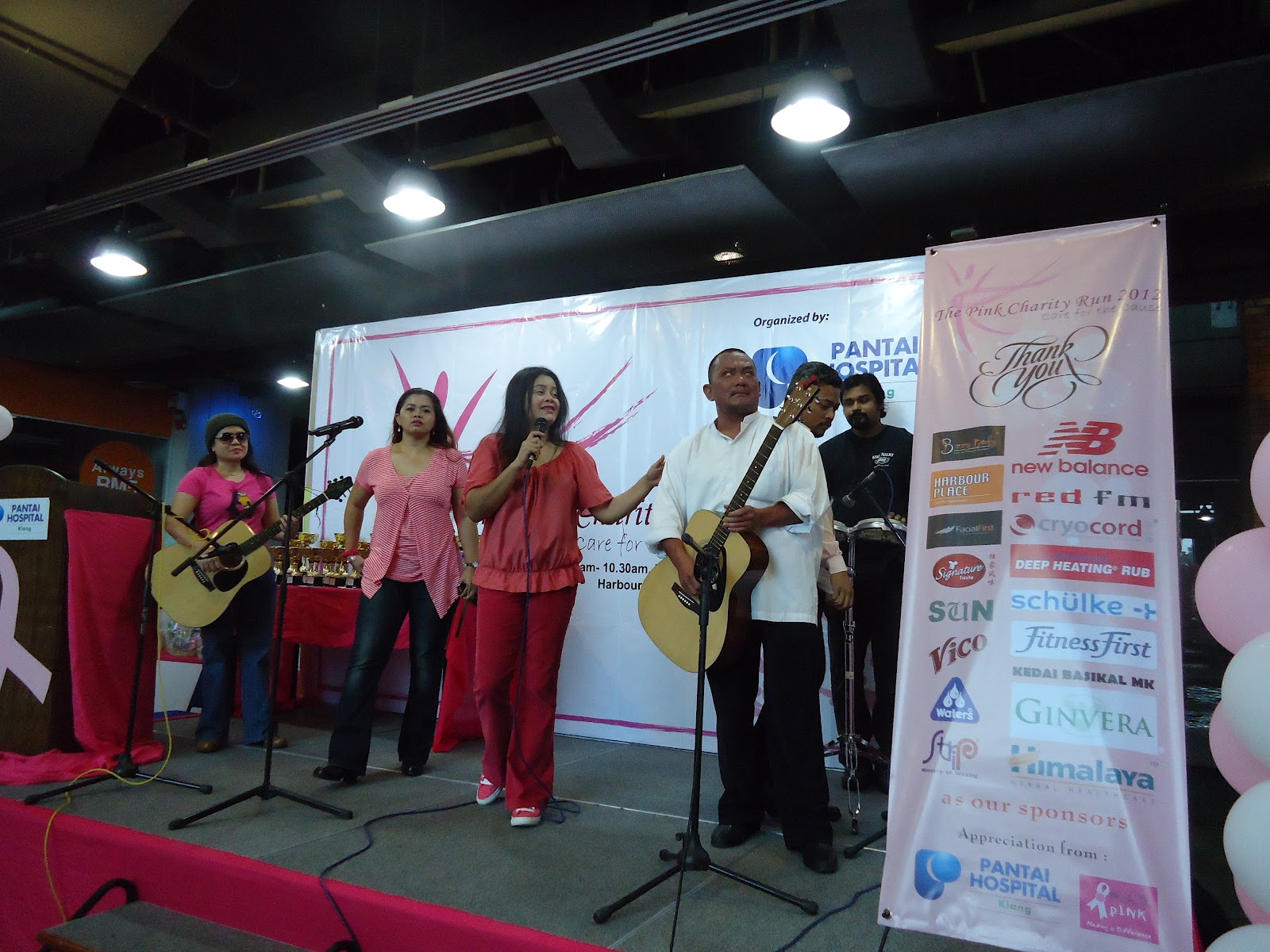 http://2.bp.blogspot.com/-AxaCJVLt5fs/UHQa8wawcUI/AAAAAAAAF6o/yDqHjHsejPE/s1600/pink+charity+run+2012+031.jpg