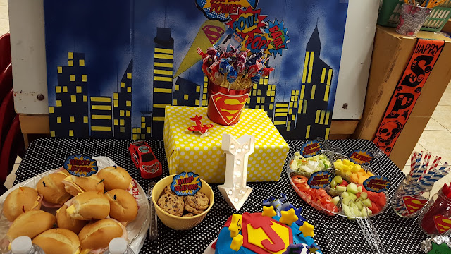 diy superhero table food ideas, superhero party decorations, superhero cake design, eventsojudith