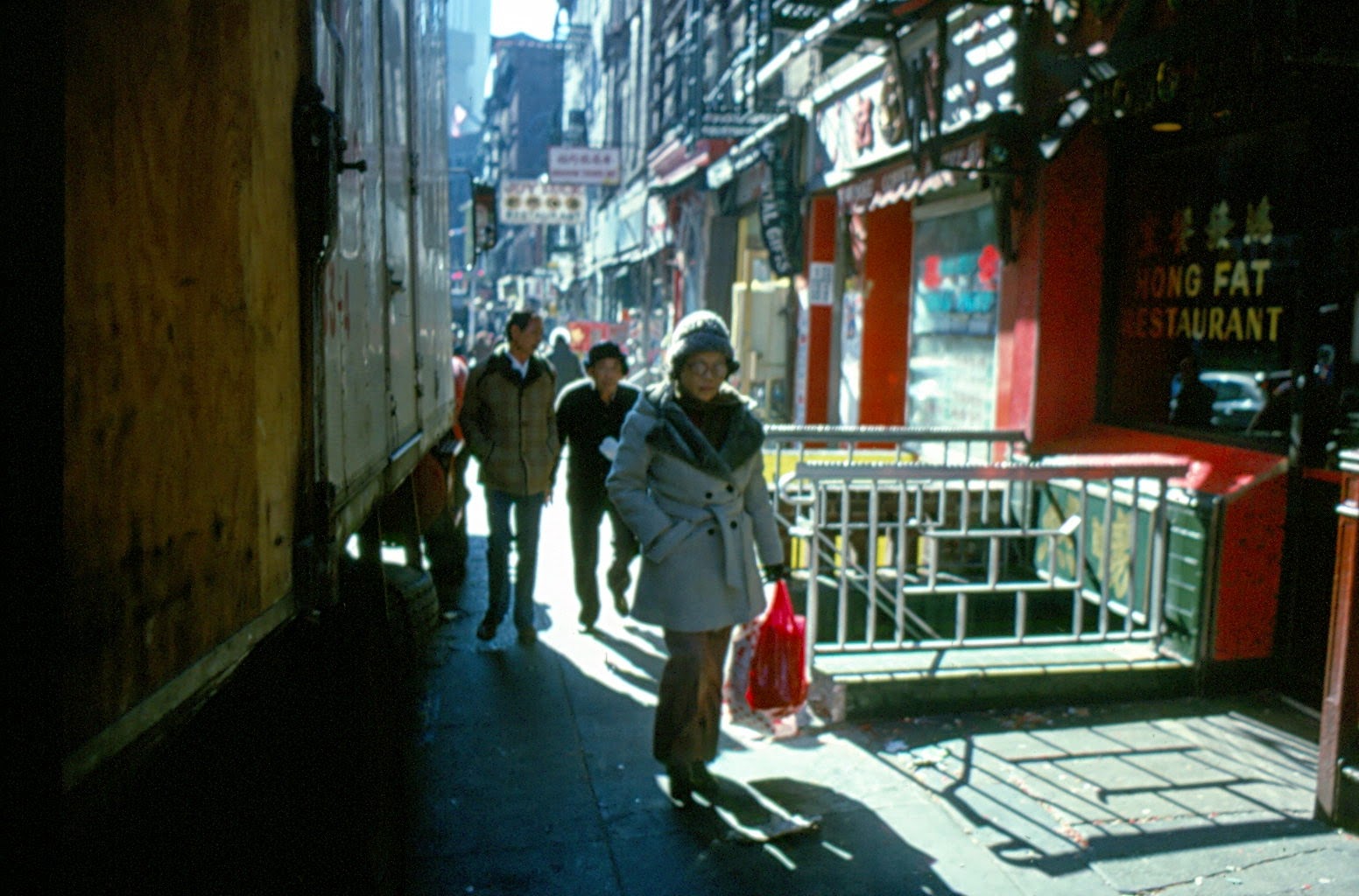 25 Wonderful Color Photographs of Everyday Life in Chinatown, New York