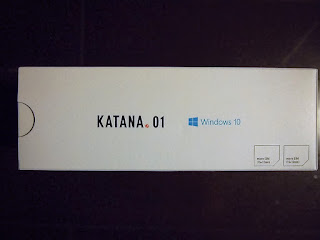 FREETEL KATANA 01　箱側面にはFREETEL KATANA 01の文字とWindows 10のロゴが配される