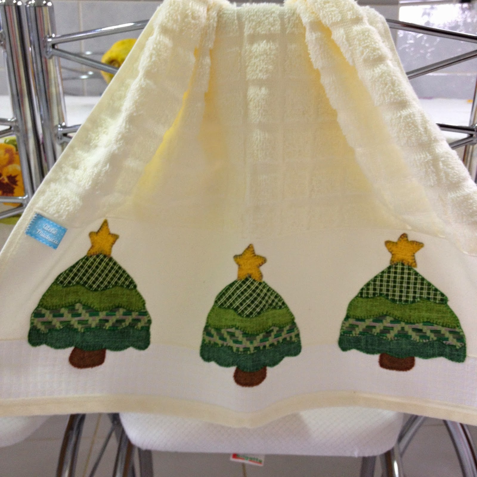 Pano de Copa com bordado de Árvore de Natal by Ateliê Madrica Pano de Copa com bordado de Árvore de Natal by Ateliê Madrica