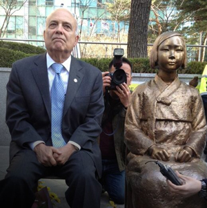a comfort woman statue and an American Mayer　