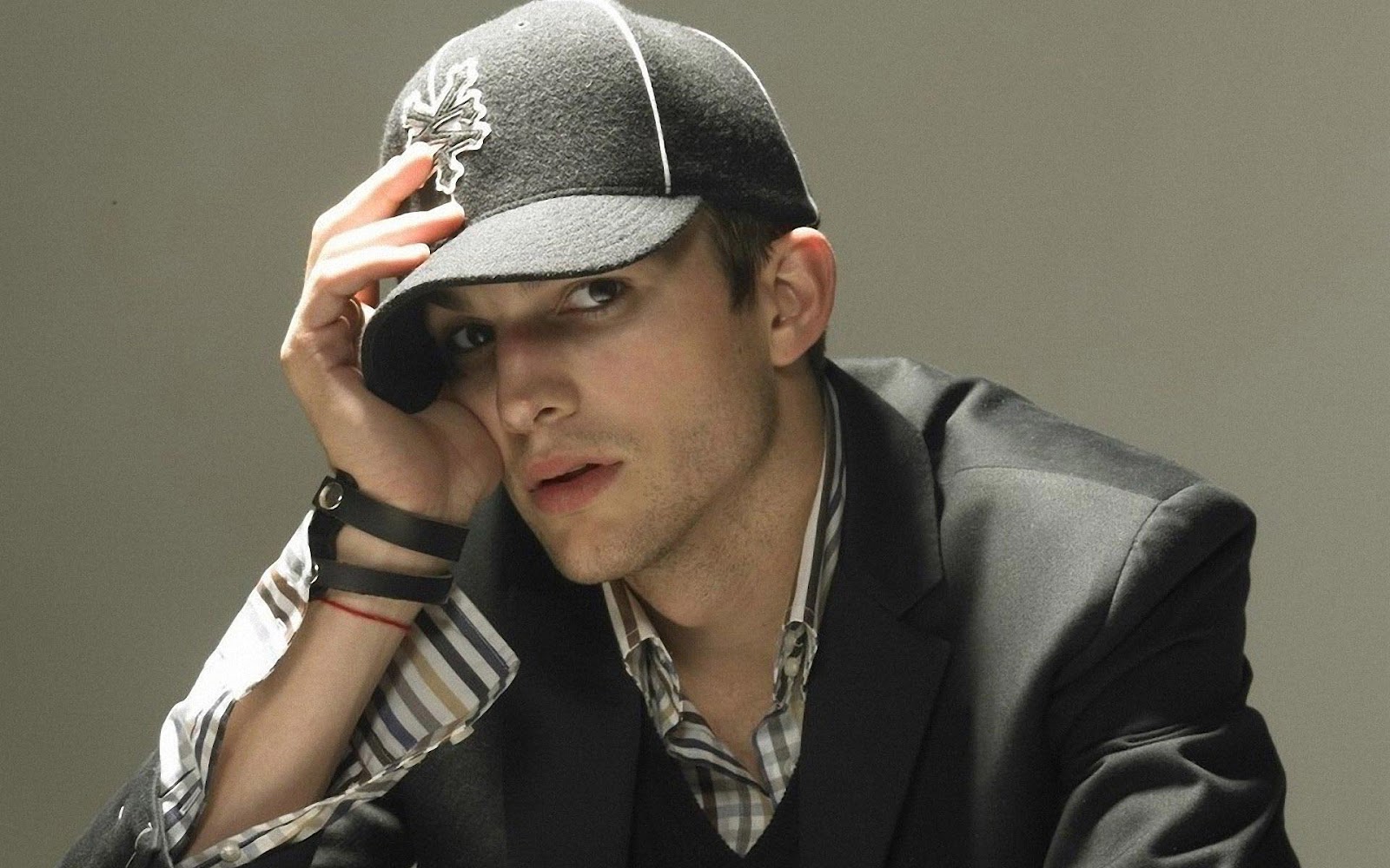 http://2.bp.blogspot.com/-B0CJcfd7VIc/T5le1W__S5I/AAAAAAAAADk/EtjLrYxIk1s/s1600/Ashton+Kutcher+wallpapers+5.jpg