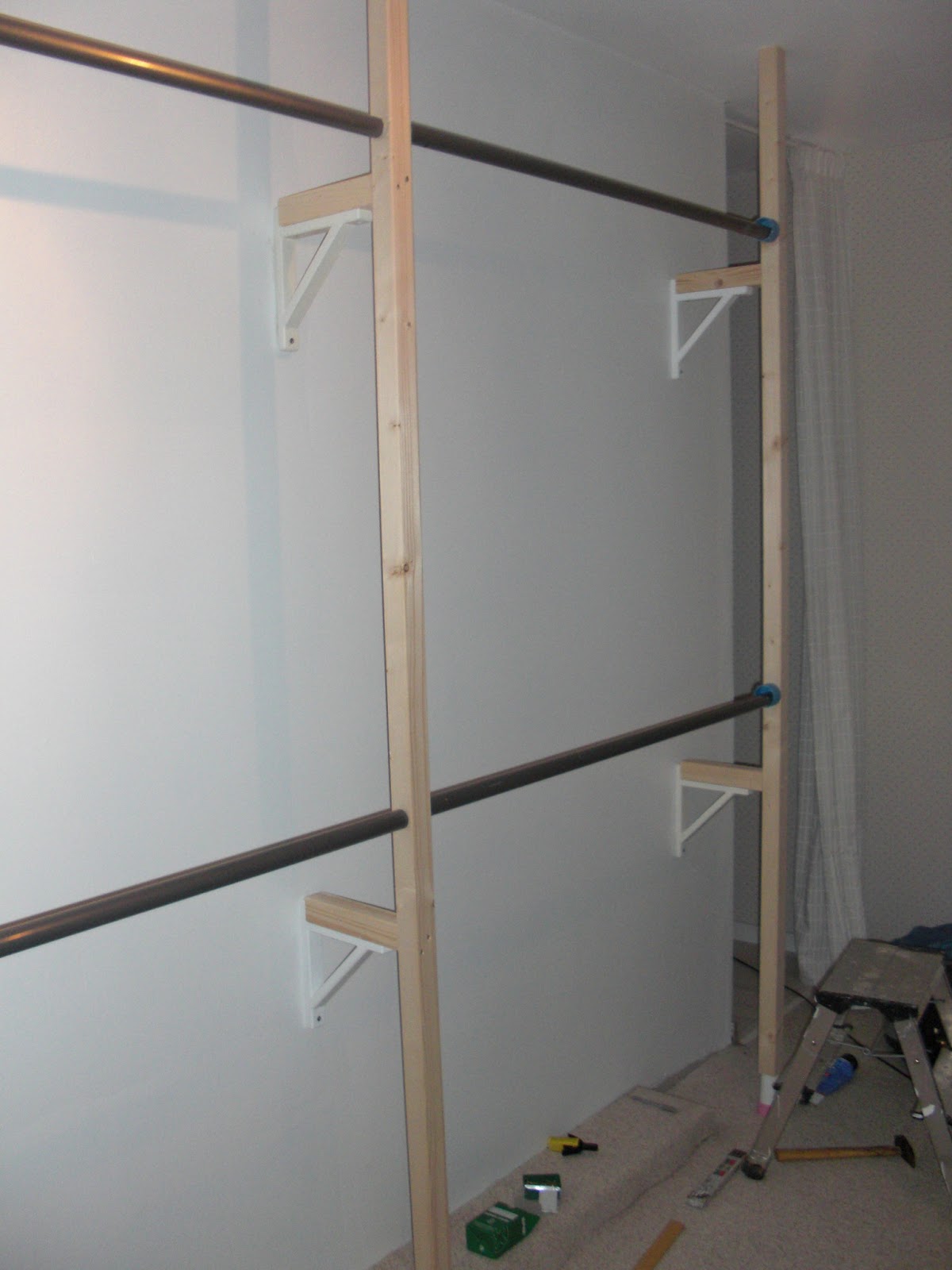 Heim elich: kleiderstangenwand in der ankleide Kleiderstange diy holz