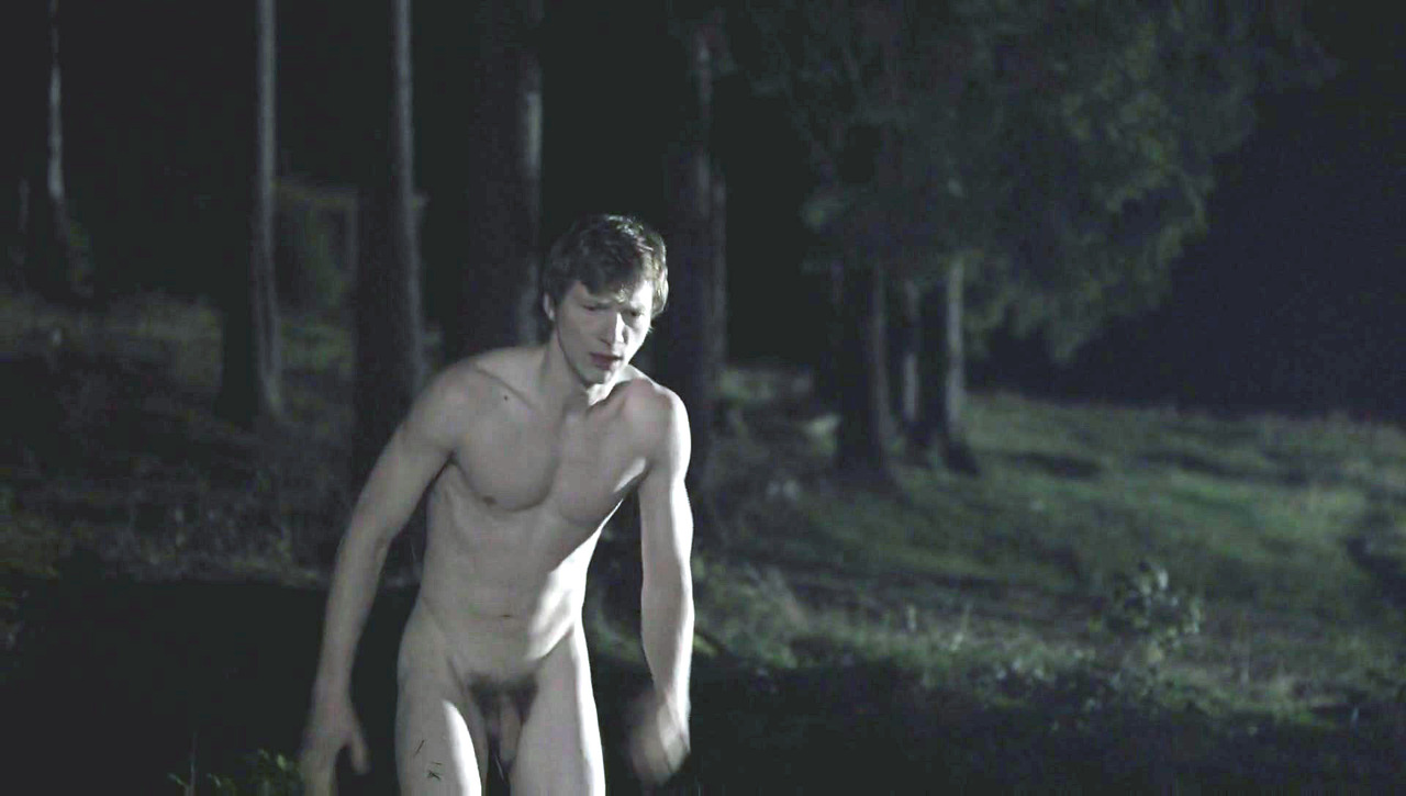 Jacob Matschenz - Naked in "Dreileben" .