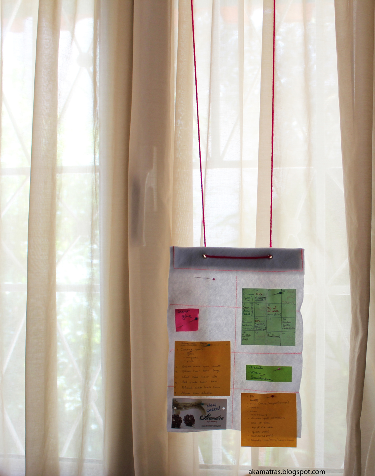 Make a hanging felt bulletin board for your window Akamatra