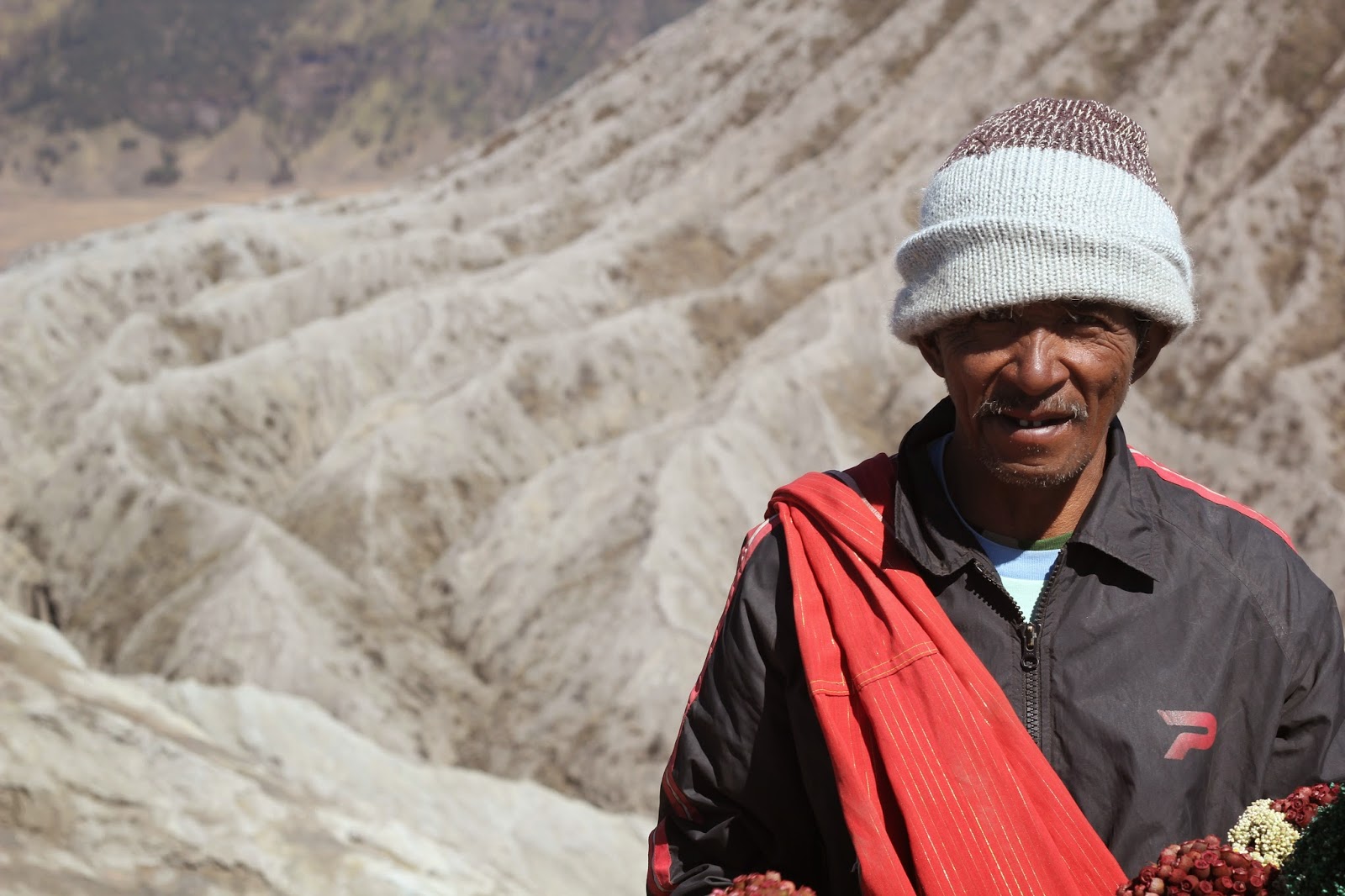kakek tua di gunung bromo kakek tua di gunung bromo