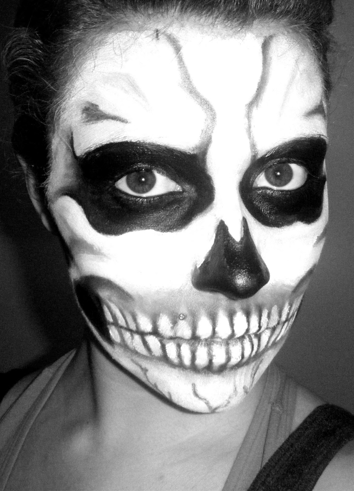 Je suis tombée sur un vieux tube de maquillage blanc dhalloween et hop en 15 secondes javais le visage bien blanc et armée de mon crayon noir pour les