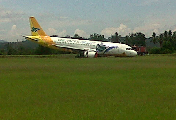cebu pacific aircraft davao accident On june 2, 2013 a cebu pacific air a320-200 skidded off the runway on landing at davao all 171 passengers and crew are alive ==cause of incident==. cebu pacific aircraft davao accident On june 2, 2013 a cebu pacific air a320-200 skidded off the runway on landing at davao all 171 passengers and crew are alive ==cause of incident==.