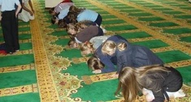 ثلاث فتيات دخلن المسجد بملابس السباحة فماذا حصل لهم