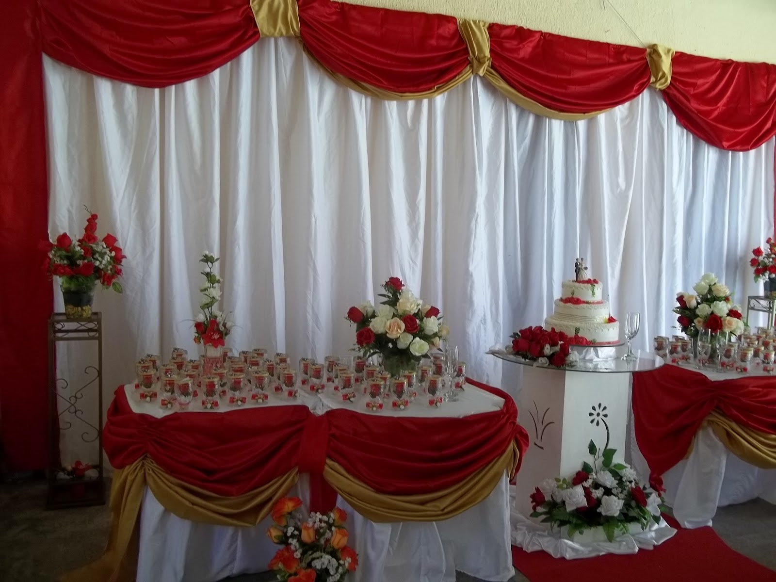 BOLOS E DECORAÇÕES Decoração de casamento, vermelho com dourado BOLOS E DECORAÇÕES Decoração de casamento, vermelho com dourado