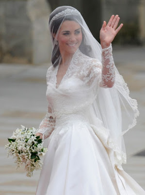 http://2.bp.blogspot.com/-B7PJZQed3kM/Tbqn1JazIQI/AAAAAAAAAJo/nNYf7YP8IgI/s1600/dress-designer-Sarah-Burton.jpg