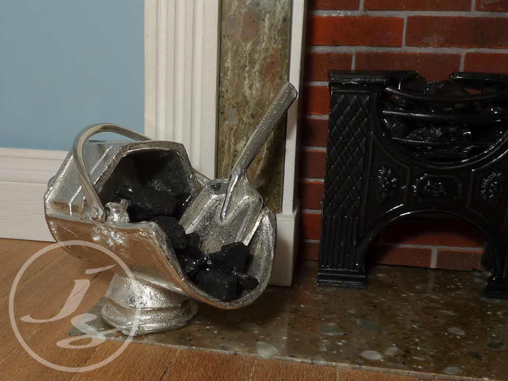 A Dolls House Victorian Kitchen Range & Fireplace Accessories