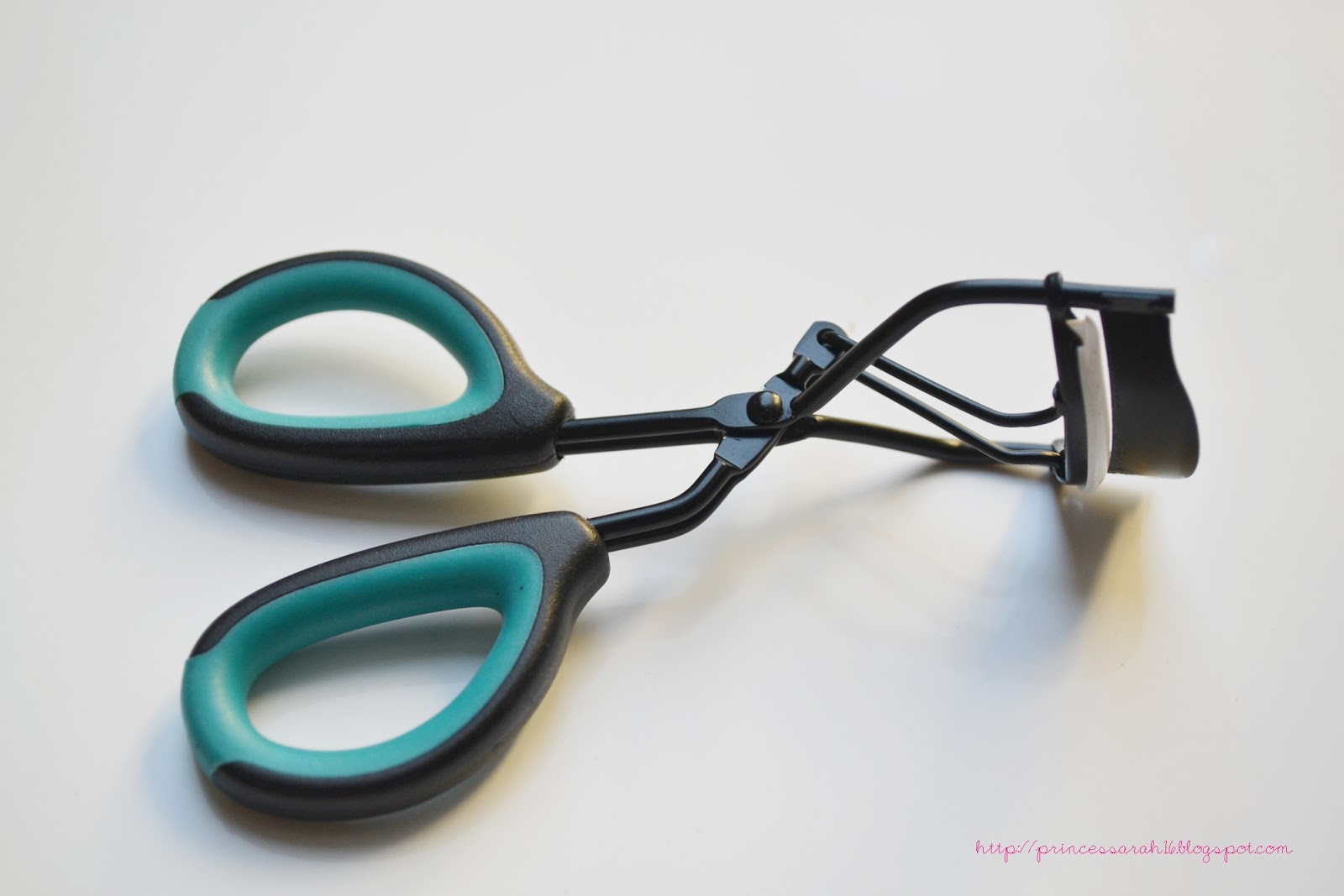 Review Easy Hold by Trim eyelash curler Kisses from Princessarah