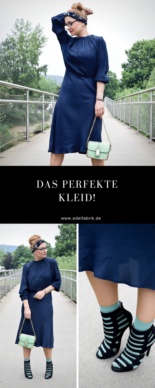 Dunkelblaues Midikleid von H&M, Dunkelblau kombinieren Söckchen in High Heels, Socken und Sandalen