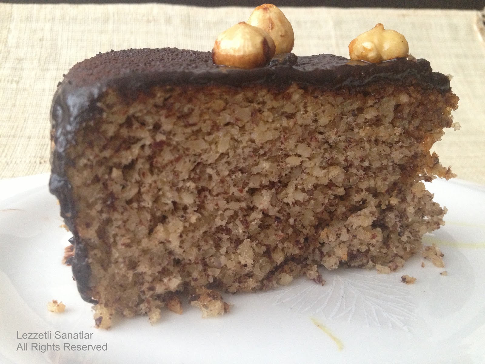 Lezzetli Sanatlar ÇİKOLATA SOSLU FINDIKLI KEK