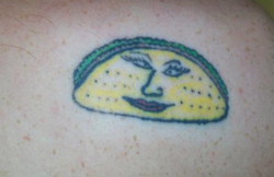 tatuaje de un taco con cara de mujer