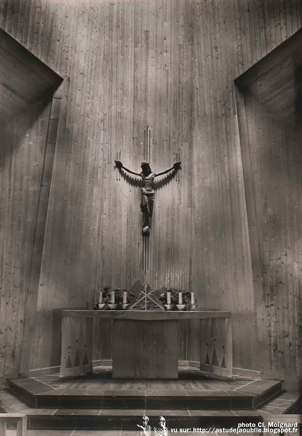 Fontaine-les-Grès - Église Sainte-Agnès  Architecte: Michel Marot  Céramiste-Sculpteur: Andrée Dienis  Vitraux: Jean-Claude Vignes (peinture sur panneaux de verre ondulés)  Construction: 1955 - 1956
