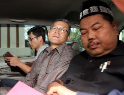 Tripeni Irianto Putro, center, the chief judge of the Medan State Administrative Court, was one of five people arrested by the KPK on Thursday on suspicion of transacting a bribe.