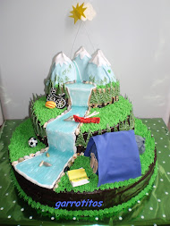 tarta de paisaje con montañas y tienda de campaña