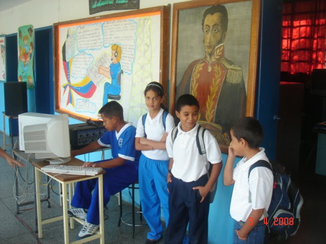 RADIO PASILLO EN LA ESCUELA HORTENSIA DE GARMENDIA  NUESTRAS  PRIMERAS FOTOS