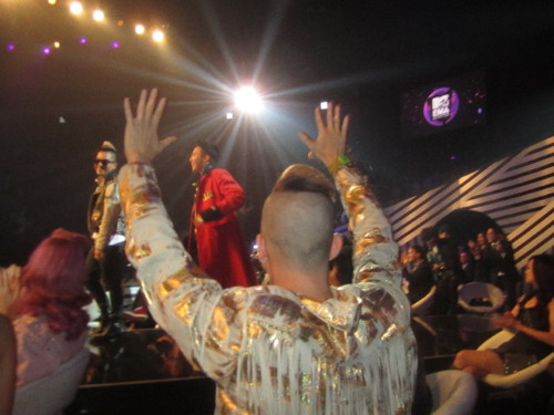 [Pics] BB en el backstage de los MTV EMA 2011 con celebridades Bigbang-jeremy+scott+3