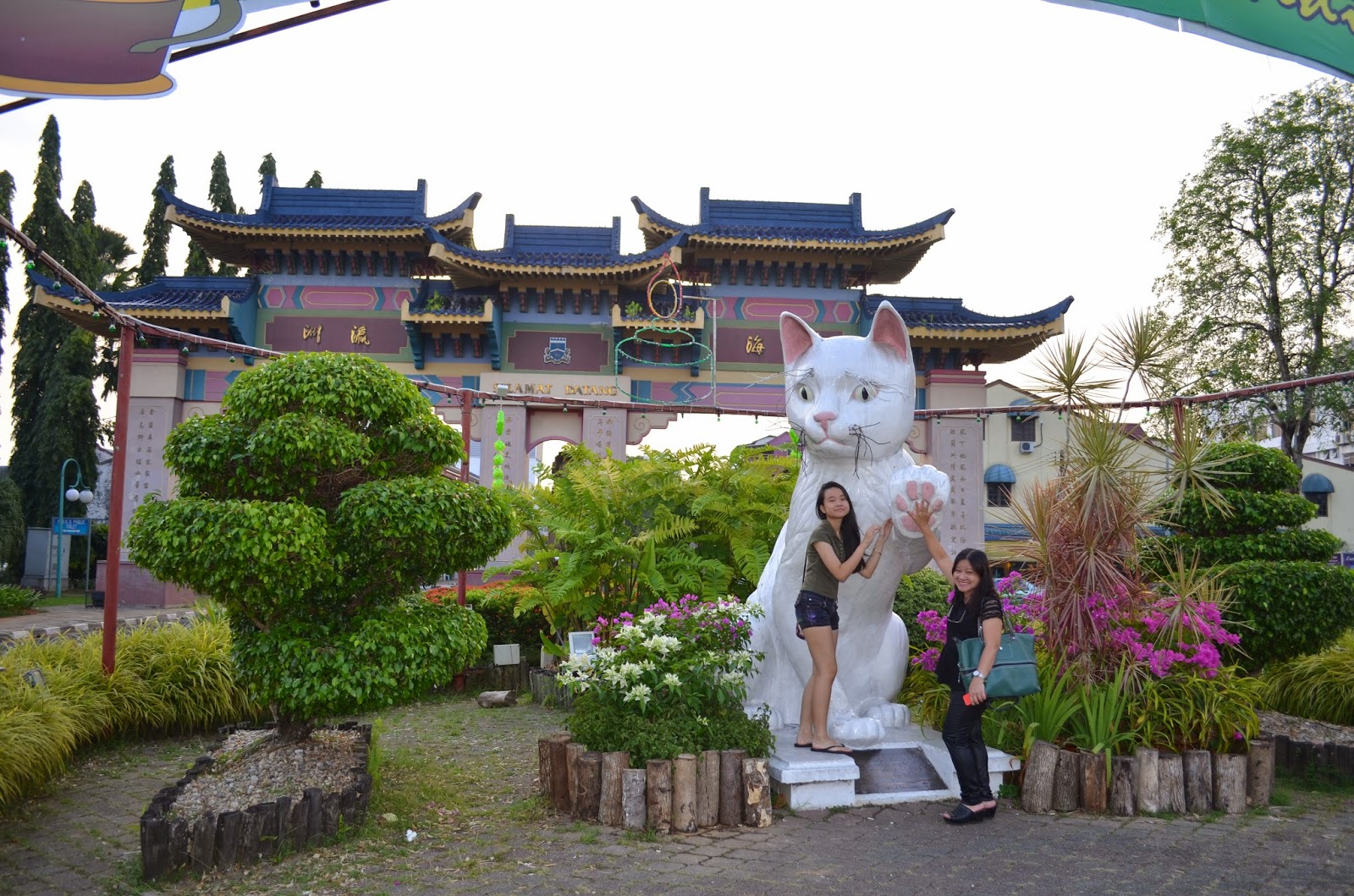 Pn Tay's Blog: Kuching Cat Statues