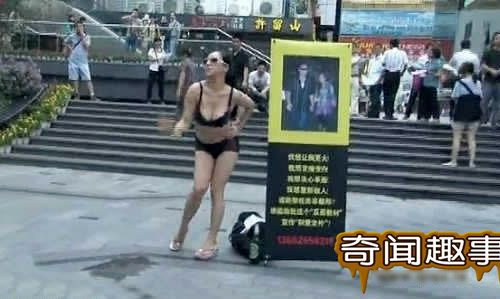 Sốc: Gái trẻ vô tư uốn éo nhảy thoát y giữa phố xin tiền nâng vòng 1 Sốc: Gái trẻ vô tư uốn éo nhảy thoát y giữa phố xin tiền nâng vòng 1