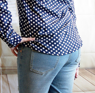 How to style a Boyfriend Jeans: Dots Blouse Outfit