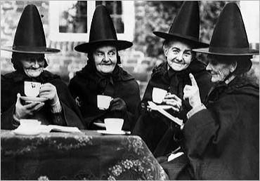 El maestro arquero - David Gilman Teaimg_Little-old-ladies-dressed-as-witches-drinking-tea_Anonymous_ref~AN136_mode~zoom