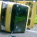 Sebuah Truk Terpelest dan Terbalik