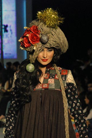http://2.bp.blogspot.com/-BLnlAJEFiUI/TbEtJUfC04I/AAAAAAAAEN8/-Op8X4ry94g/s1600/Akif+Mahmood+pakistani+fashion+designer+%281%29.jpg