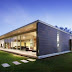 Casas modernas com um arranjo minimalista de elementos