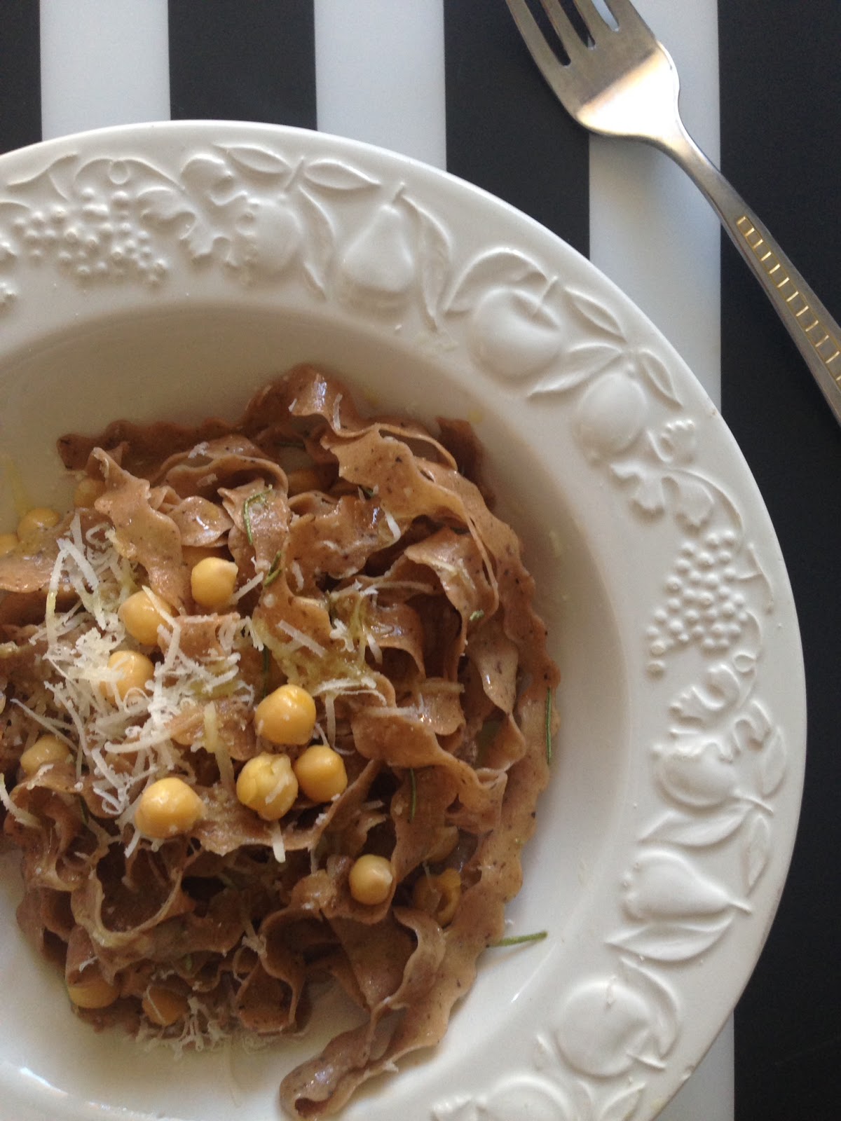 Pasta fresca al grano saraceno e farina di castagne, con ceci e