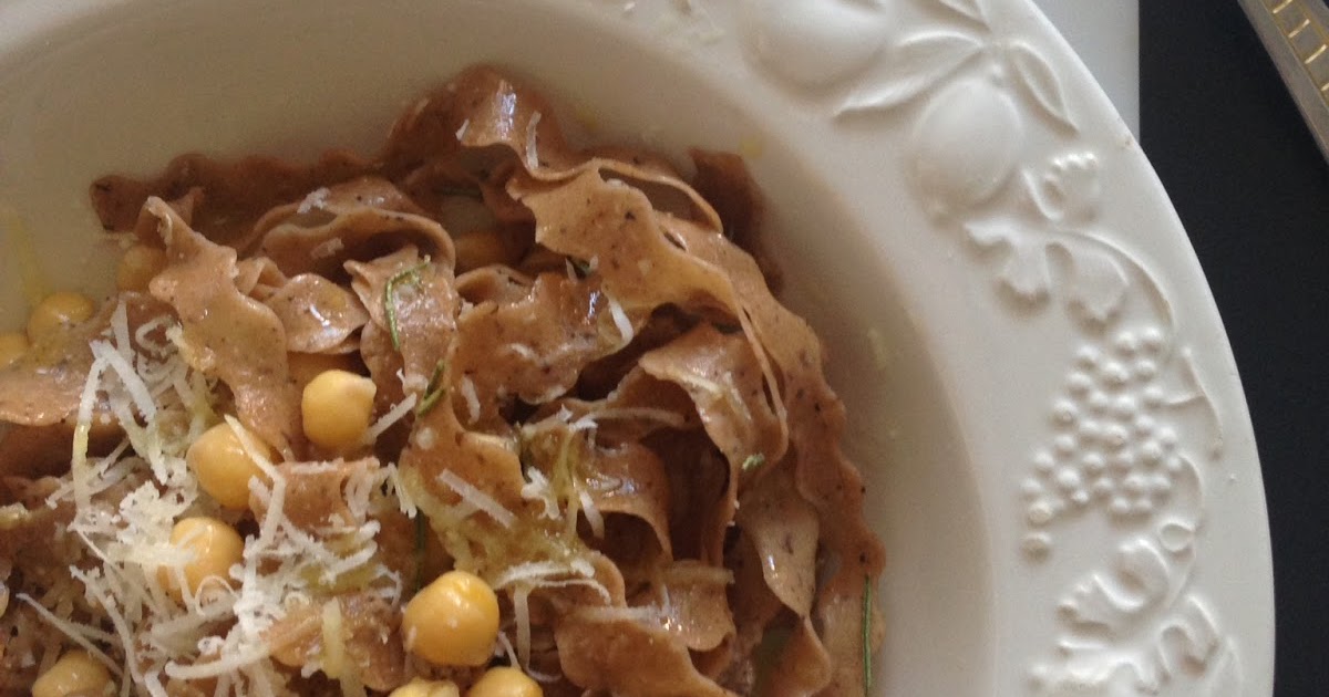 Pasta fresca al grano saraceno e farina di castagne, con ceci e